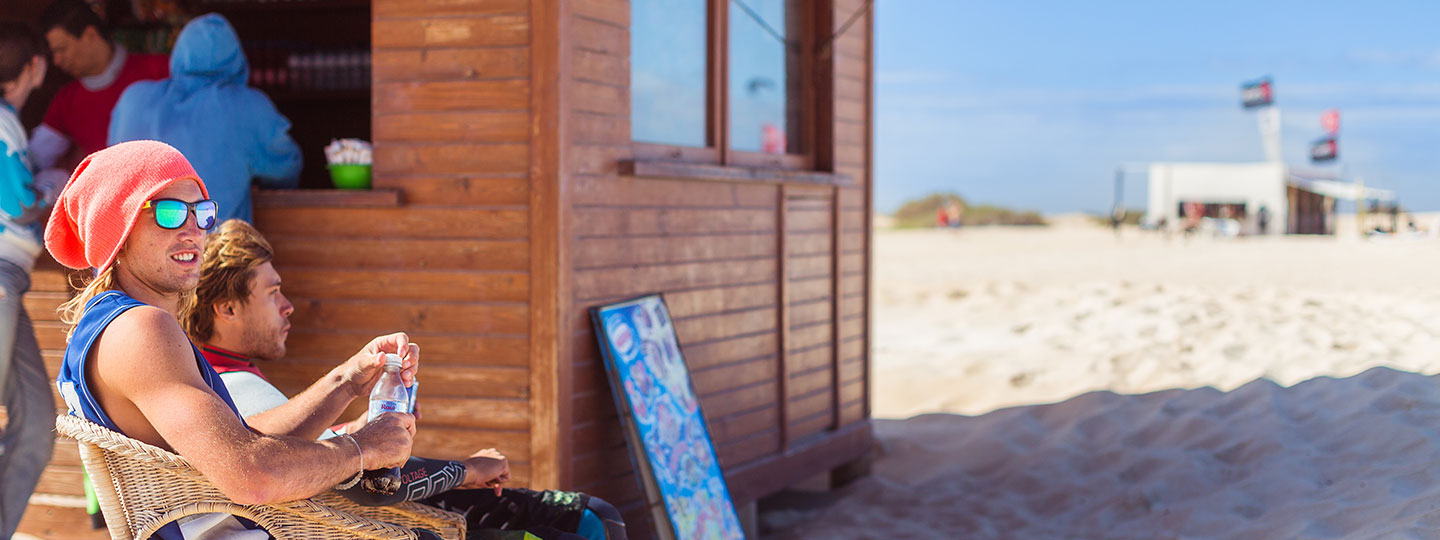 Relajándose en la cafetería