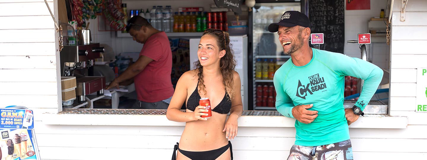 Tomando una copa en Flag Beach.