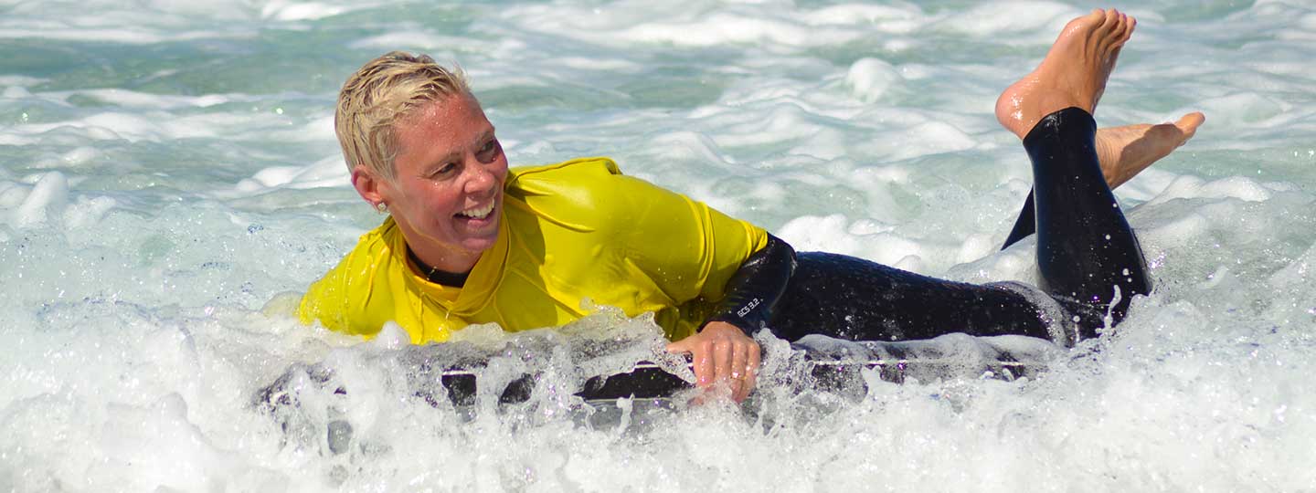 Surfista relajándose entre las olas